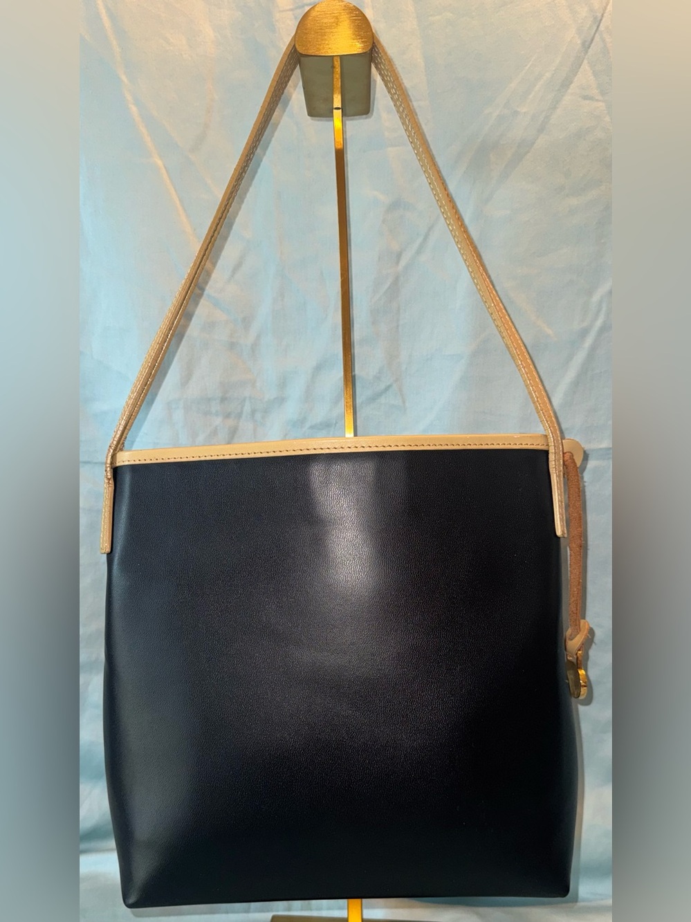 Dooney & Bourke Black & Tan Leather Shoulder Bag with Logo Medallion & Hang Tag - Picture 2 of 16